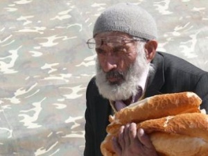 Emekliler en çok ekmek tüketiyor