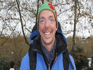 Dünyayı yürüyerek geziyor!