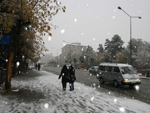 Erzurum şehir merkezine yılın ilk karı