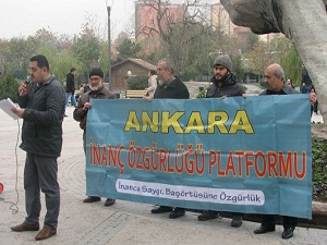 Devlet memurlarına başörtüsü hâlâ yasak