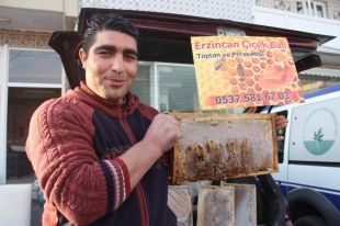 Bal Peteğinin Üzerinde Allah Yazıyor