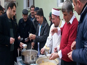 İmamdan cemaate aşure ikramı