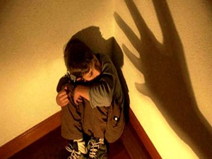 Şiddet gören kadın, çocuğuna şiddet uyguluyor