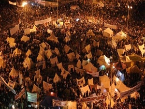 Mısırlı göstericiler, süresiz oturma eylemi başlattı