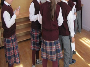 Diz üstü etek, şort ve tayt yasak!