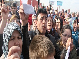 Mahalleliden okul, elektrik ve doğalgaz isyanı