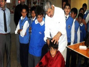 Okulda uzun saç serbest