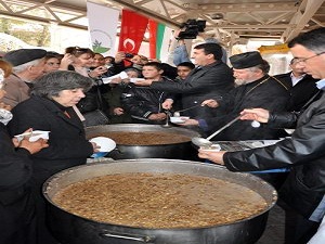 Müslüman ve Hristiyanlar aşure dağıttı