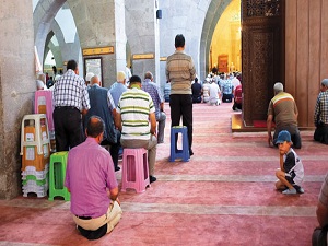 Camilerdeki sabit tabureler cemaat şuurunu zedeliyor