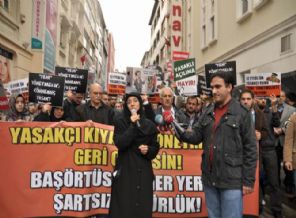 Yasakçı Kıyafet Yasası Fatih'te protesto dildi