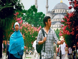 Batıda dini mekana girişte kural, Türkiye'de kargaşa var