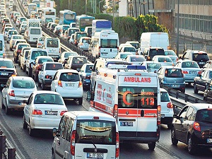 Ambulansa yol vermeyen sürücünün vay haline