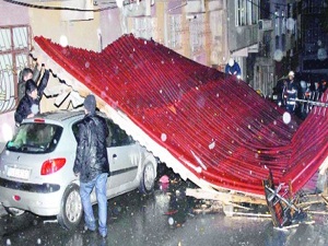 Çatılar uçtu ağaçlar söküldü