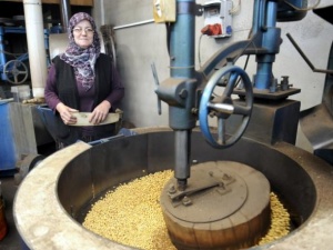 Leblebi üreticisi çift , fabrika gibi