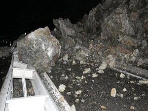 Heyelan karayolu kapattı