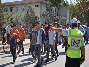 Okul çevresinde gezenlere para cezası