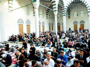 Kırgızistan vatandaşını camide bilgilendiriyor