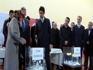 Erciş'te 707 depremzede sıcak yuvaya kavuştu