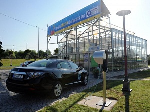 Elektrikle çalışan makam aracına güneş enerjili şarj istasyonu