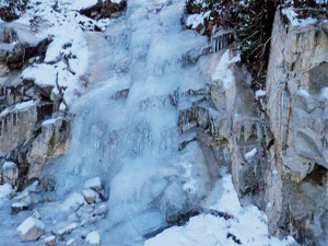 Rize’de dereler dondu