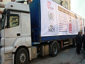 Suriye'ye 3 tır dolusu yardım malzemesi