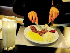 Çok yediğini düşünmek az acıktırıyor