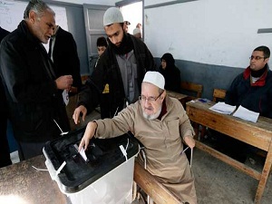 Mısırlılar, demokratik anayasa için sandığa koştu