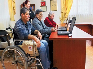 Huzurevindeki yaşlılar, internetten hasret giderecek