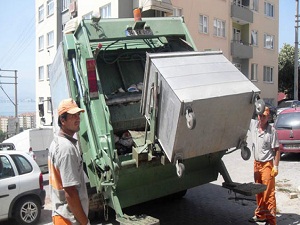 Devrilen çöp konteynerlerine zincirli çözüm
