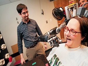 Zihinle hareket eden robot kol