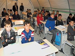Suriyeli çocuklara çadır okulda eğitim