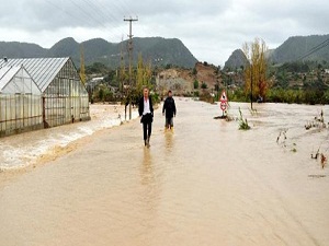 Alanya'da tarım alanları su altında kaldı