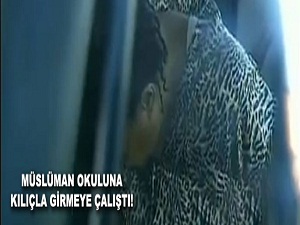 Müslüman okuluna kılıçla girmeye kalktı!