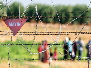 Esed’in, sivillerin kaçış yoluna döşediği mayınlar sökülüyor