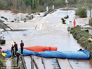 İngiltere’nin tren yolunu sel aldı