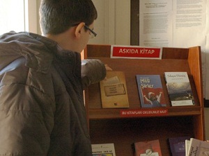 Okulda öğrencilere 'askıda kitap'