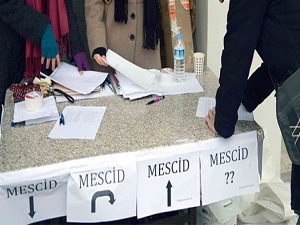 'Aydınlanmacı' eğitimciler mescide karşı çıktı