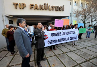 Profesörler Tıp Fakültesi'ne 'mescit istemiyoruz' eylemi yaptı