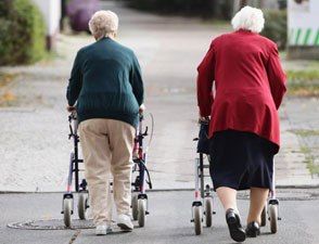 Bakımları pahalı diye yaşlıları ihraç ediyor