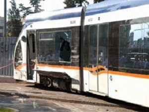 İlk yerli tramvay raylara indirildi