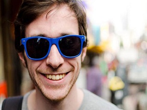 Güneş ışınları renkli gözlülere daha zararlı