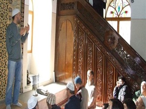 İşitme engellilere elleriyle hutbe anlatıyor