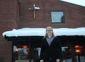 Kadın papaz kiliseye gelenlere Kur'an okuyor