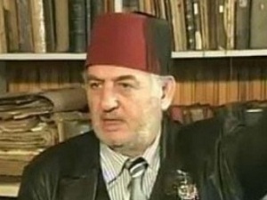 Şapka takmayan insanların başına zift döküldü