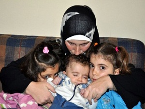 Çocuklar çaresiz, annenin gözü yaşlı