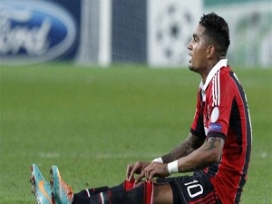 Irkçı tezahürata uğradı sahayı terketti