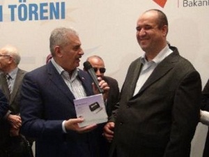 Bakan Yıldırım, İzmir’de 400 engelliye 'gören gözlük' dağıttı