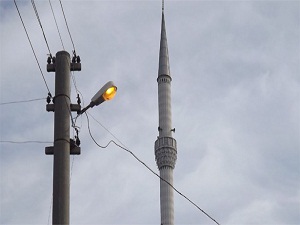 Camiye elektrik yok, sokak lambaları gündüz yanıyor