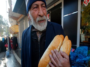 Suriye halkı saatlerce ekmek kuyruğunda bekliyor