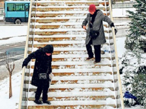 Buzlu yolda kısa ve yere yakın adım atmalı